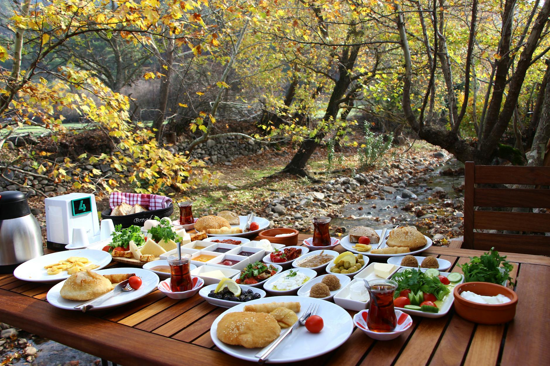 orman bahçe açık hava kahvaltı