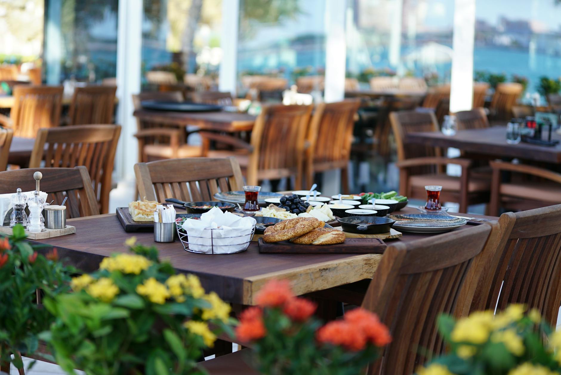 göl manzaralı restoran kahvaltı